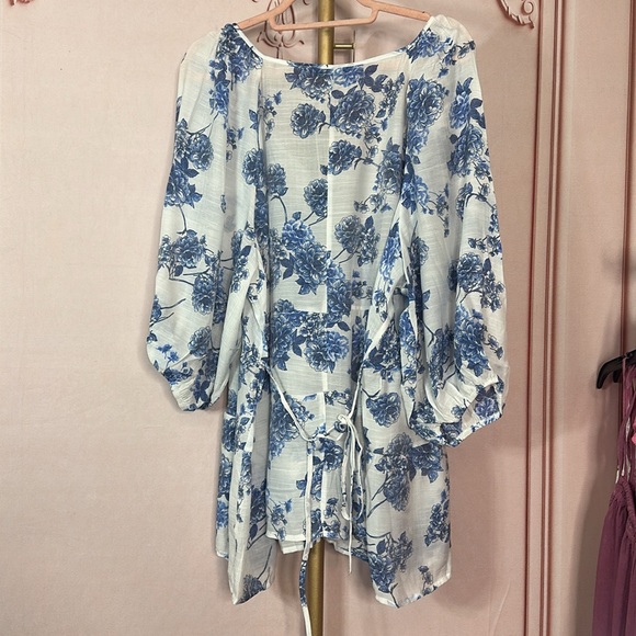 Unique Spectrum blue & white floral V-neck top, plus size - Picture 3 of 3